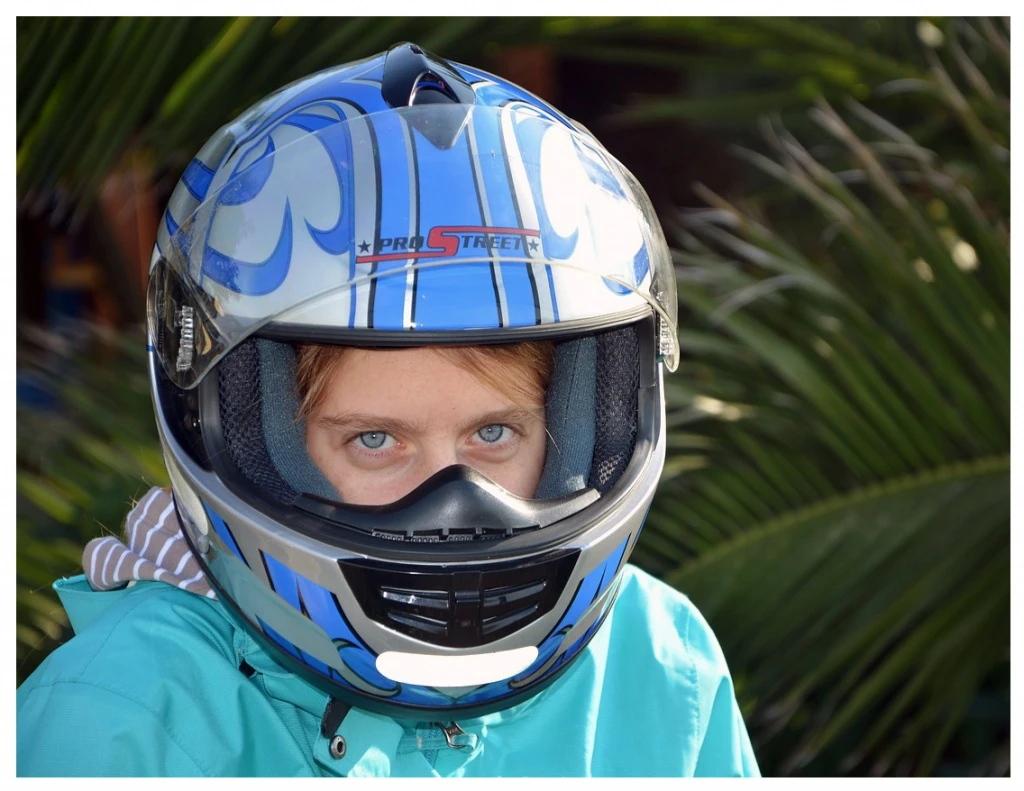 helmet-2281227_1280.jpg