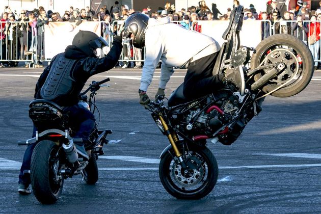 Чего не стоит делать за рулем мотоцикла