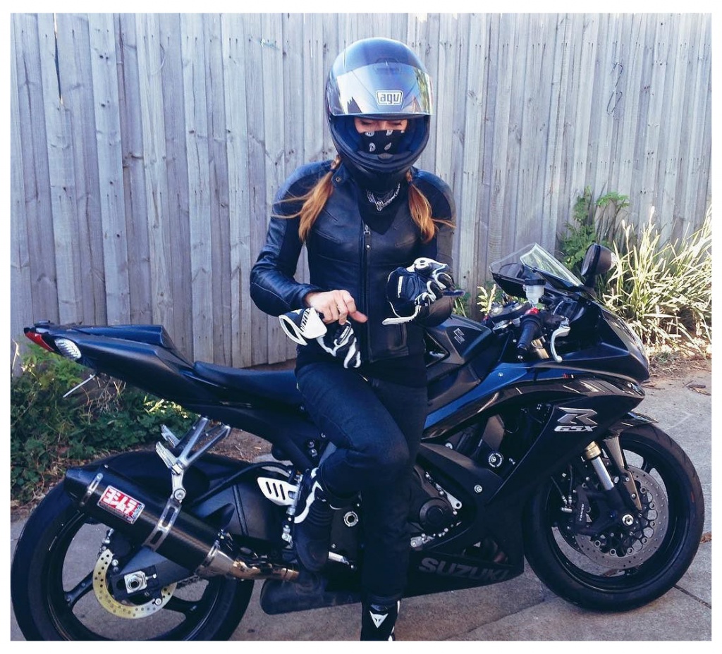 Девушка на мотоцикле в шлеме селфи