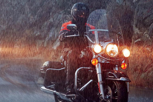 На мотоцикле под дождем – готовы ли вы к такому испытанию?